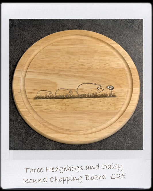 Round Chopping Board - 3 Hedgehogs & Daisy Design with Grooved Edge (25 dia.x1.7 thick)