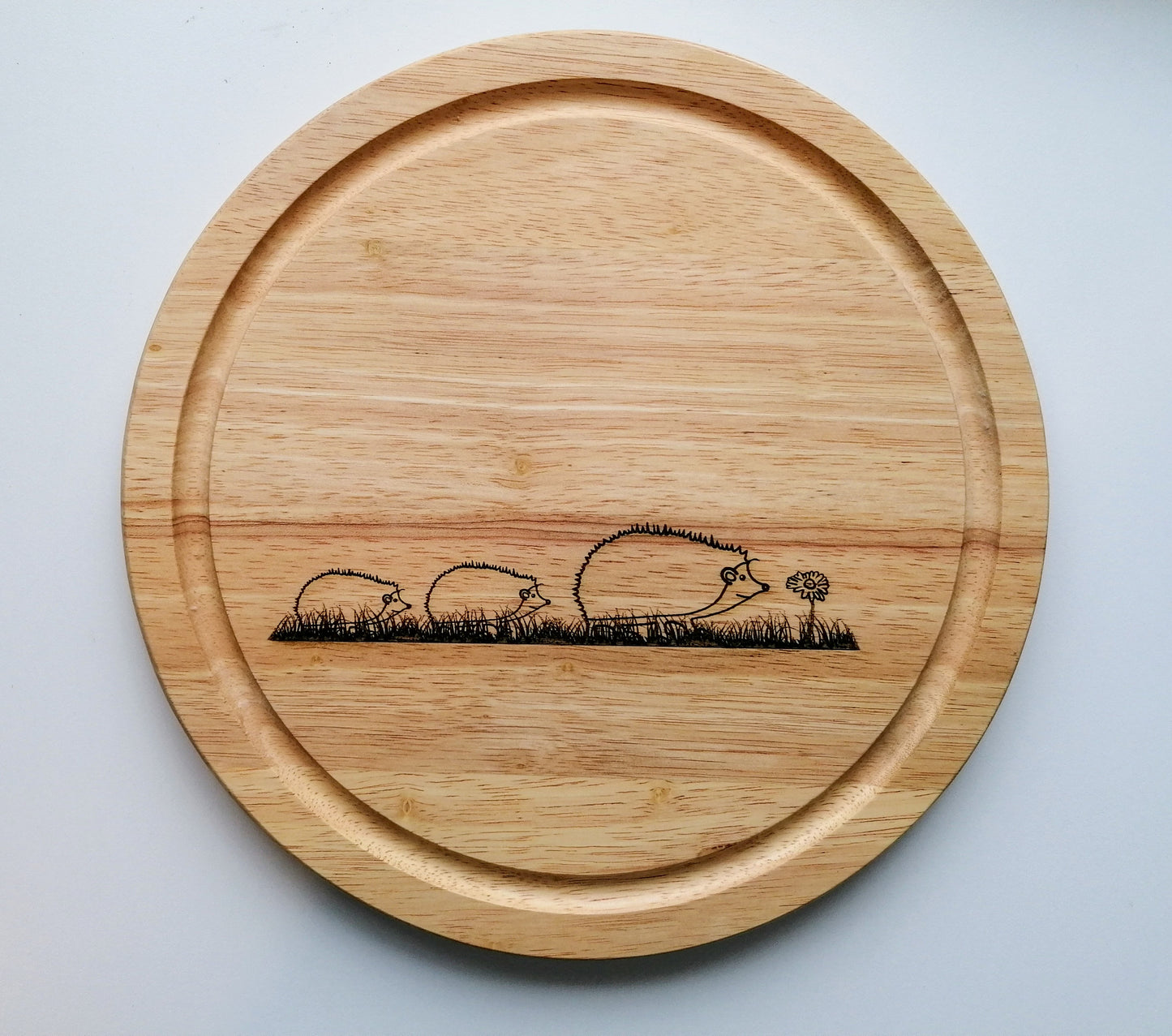 Round Chopping Board - 3 Hedgehogs & Daisy Design with Grooved Edge (25 dia.x1.7 thick)